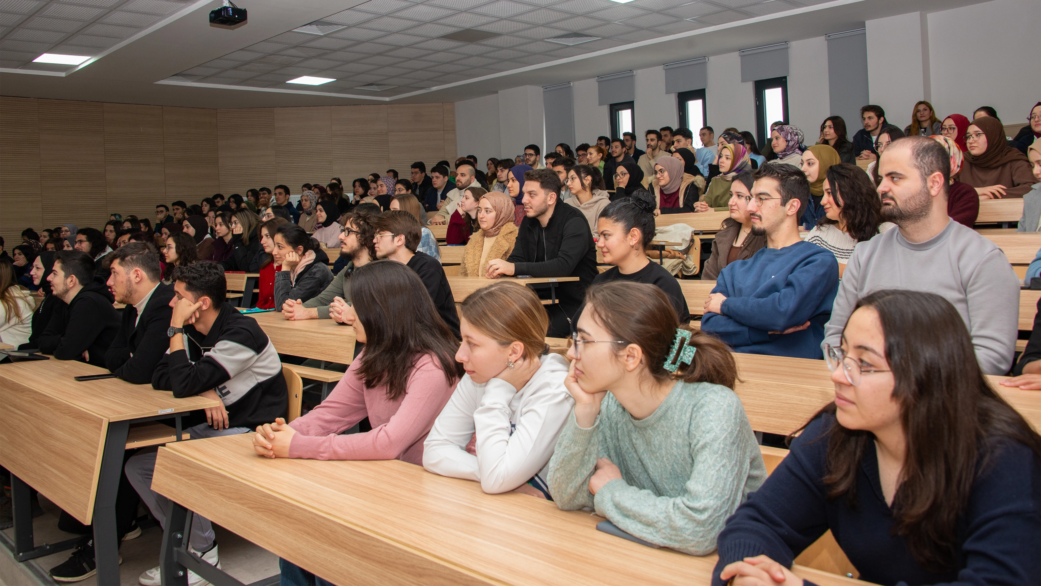 Eczacılık Fakültesi, akademisyenlere ve öğrencilere önemli fırsatlar sunuyor